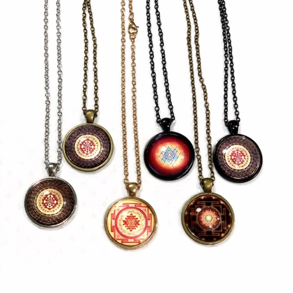 BUDDHIST SRI YANTRA SACRED GEOMETRY GLASS NECKLACE - Picture 4 of 12